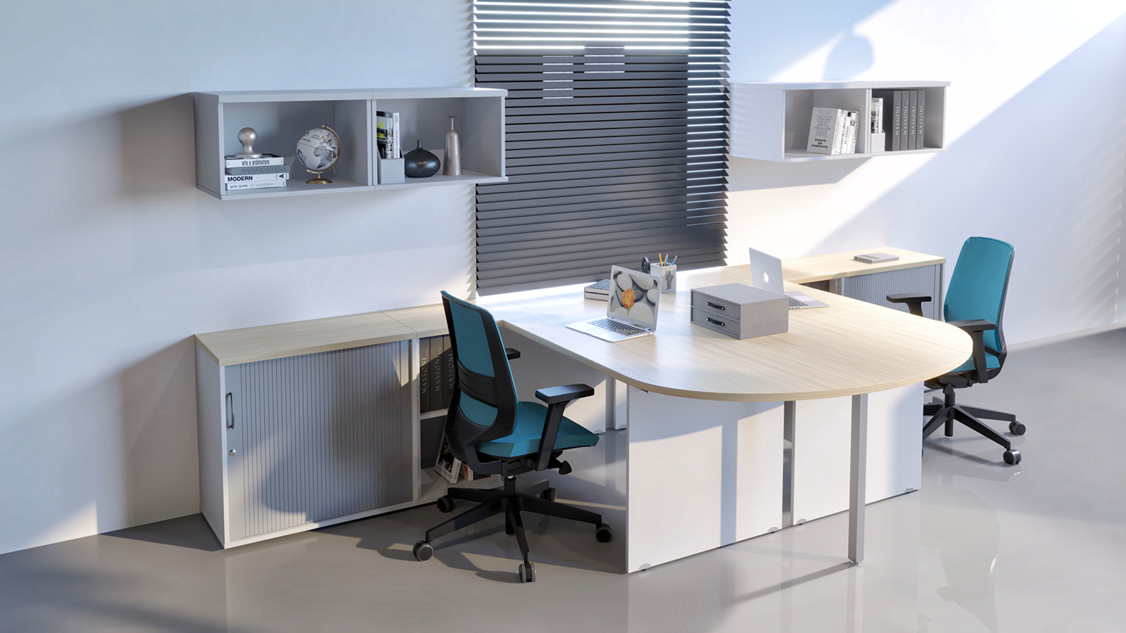 Stanowisko pracy zespołowej - biurko z przystawką (kolor: klon/biały), szafa żaluzjowa, szafki wiszące, krzesła obrotowe.